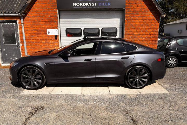 Grå Tesla Model S fra 2015