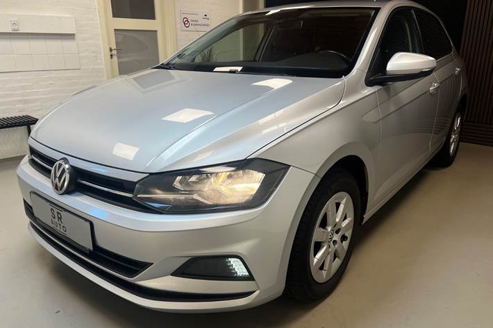 Sølv VW Polo fra 2019 set udefra