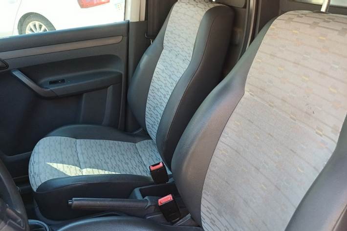 Gul VW Caddy Maxi fra 2012