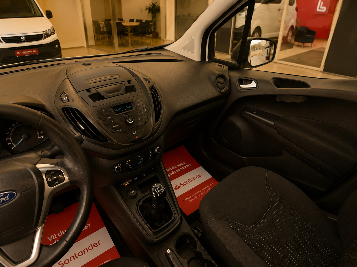 Hvid Ford Transit Courier fra 2021