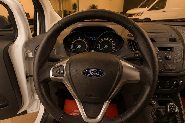 Hvid Ford Transit Courier fra 2021