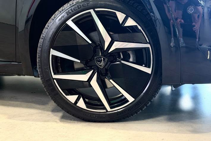 Hvid Peugeot e-208 fra 2024