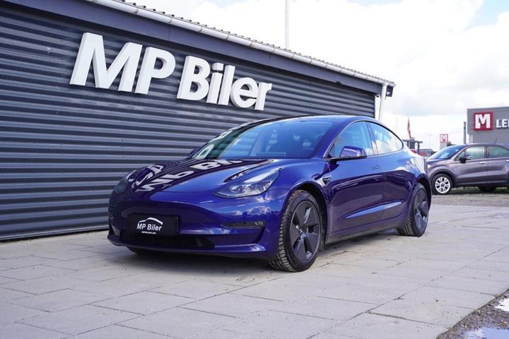 Blå Tesla Model 3 fra 2022 set udefra