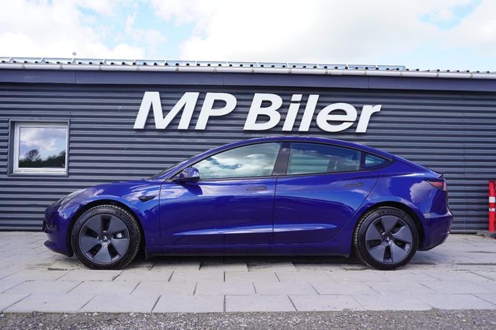 Blå Tesla Model 3 fra 2022