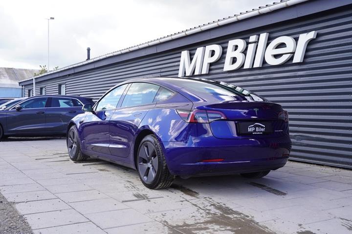 Blå Tesla Model 3 fra 2022