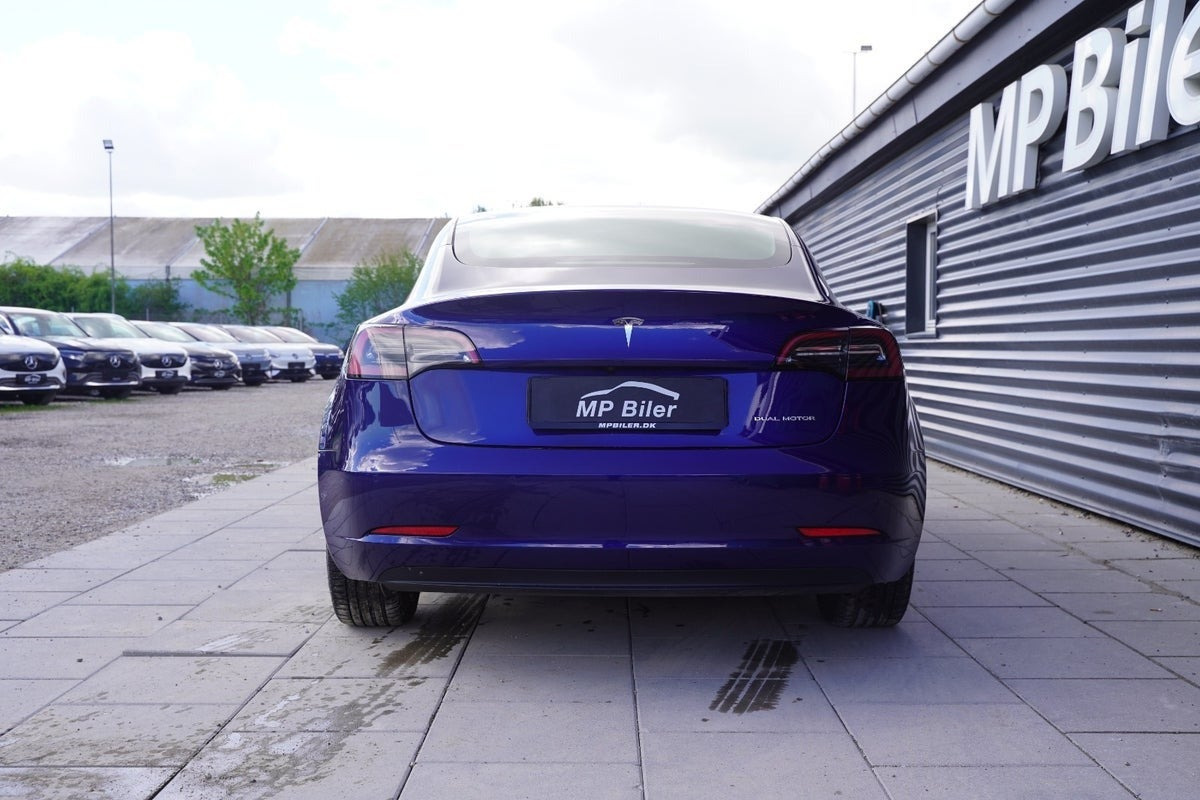 Blå Tesla Model 3 fra 2022
