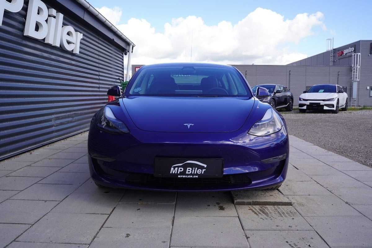 Blå Tesla Model 3 fra 2022