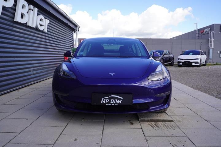 Blå Tesla Model 3 fra 2022