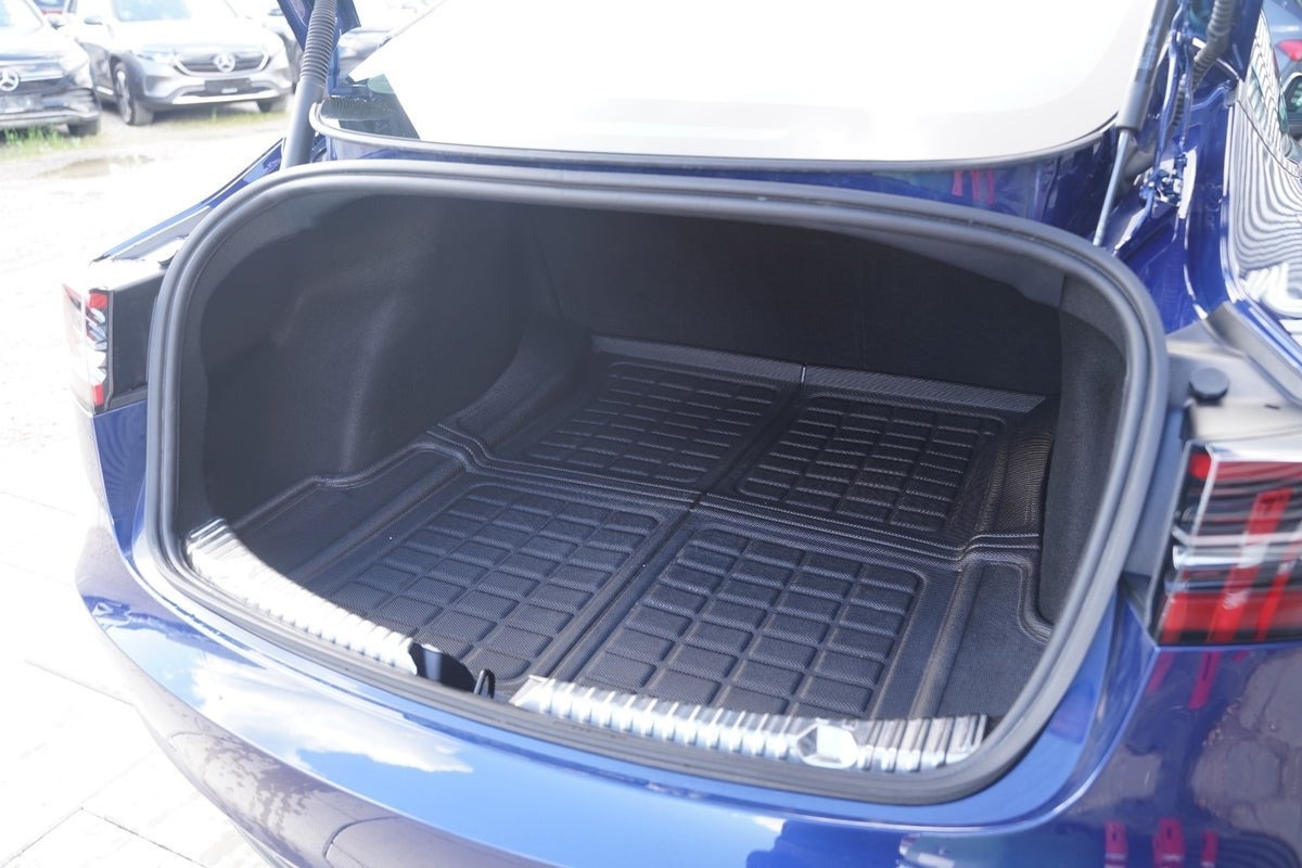 Blå Tesla Model 3 fra 2022