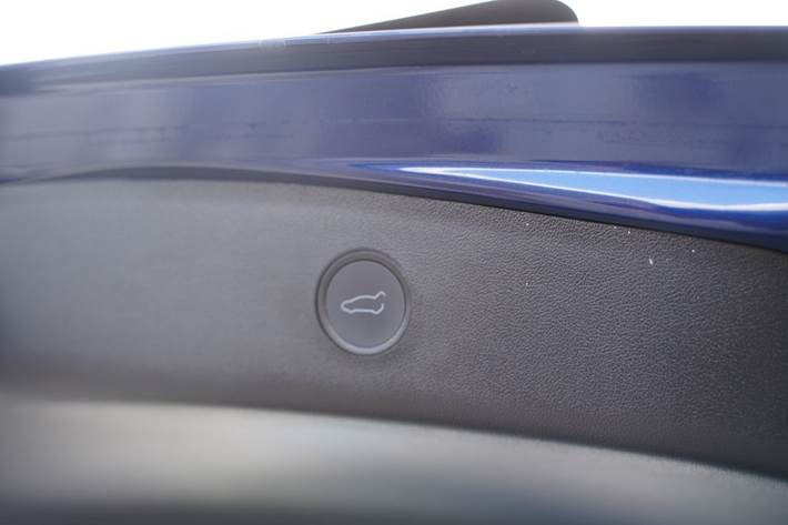 Blå Tesla Model 3 fra 2022