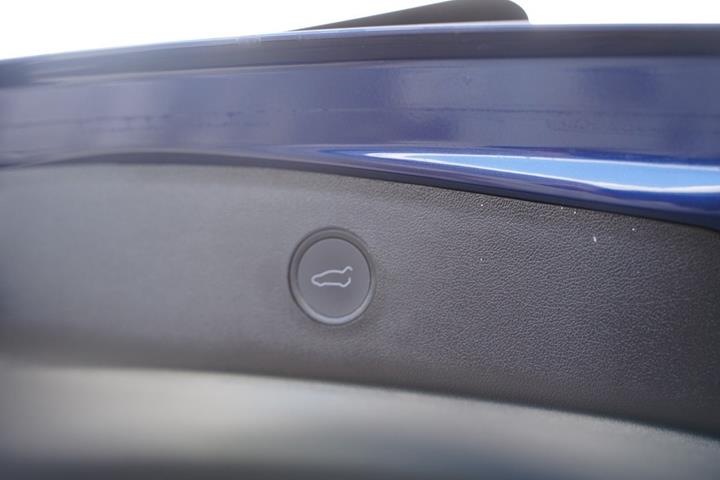 Blå Tesla Model 3 fra 2022
