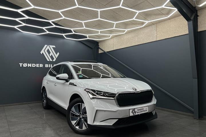 Hvid Skoda Enyaq fra 2022 set udefra