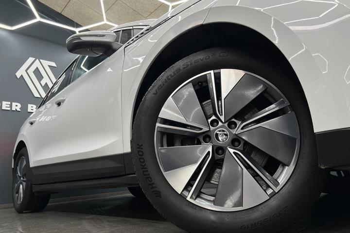 Hvid Skoda Enyaq fra 2022