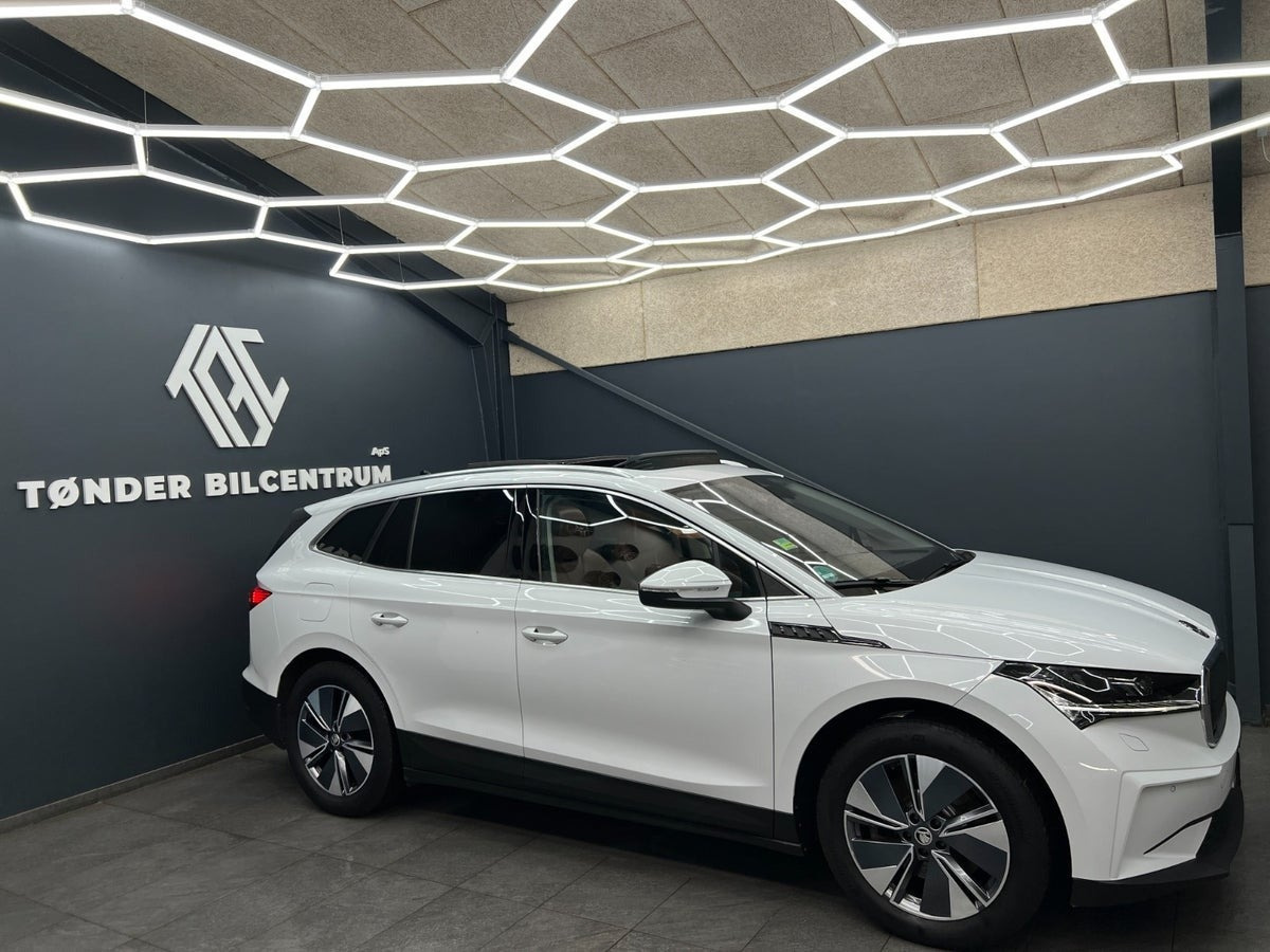 Hvid Skoda Enyaq fra 2022