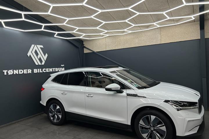 Hvid Skoda Enyaq fra 2022