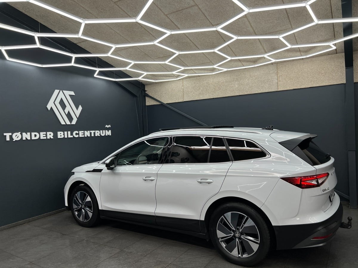 Hvid Skoda Enyaq fra 2022