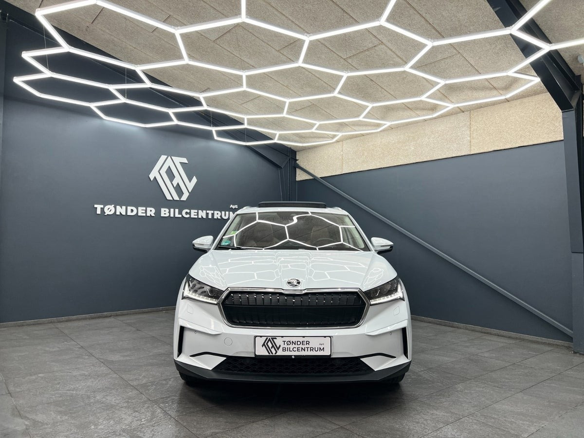 Hvid Skoda Enyaq fra 2022