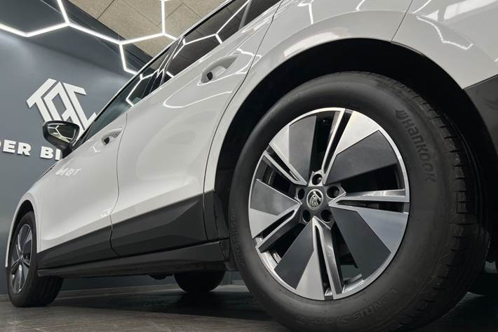Hvid Skoda Enyaq fra 2021