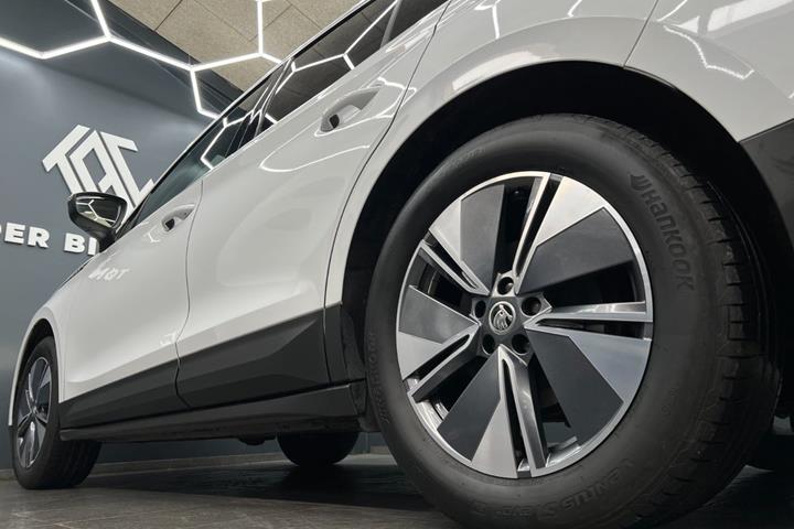Hvid Skoda Enyaq fra 2022