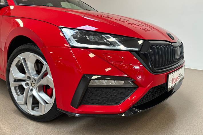 Rød Skoda Octavia fra 2021