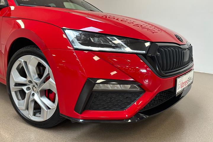 Rød Skoda Octavia fra 2021