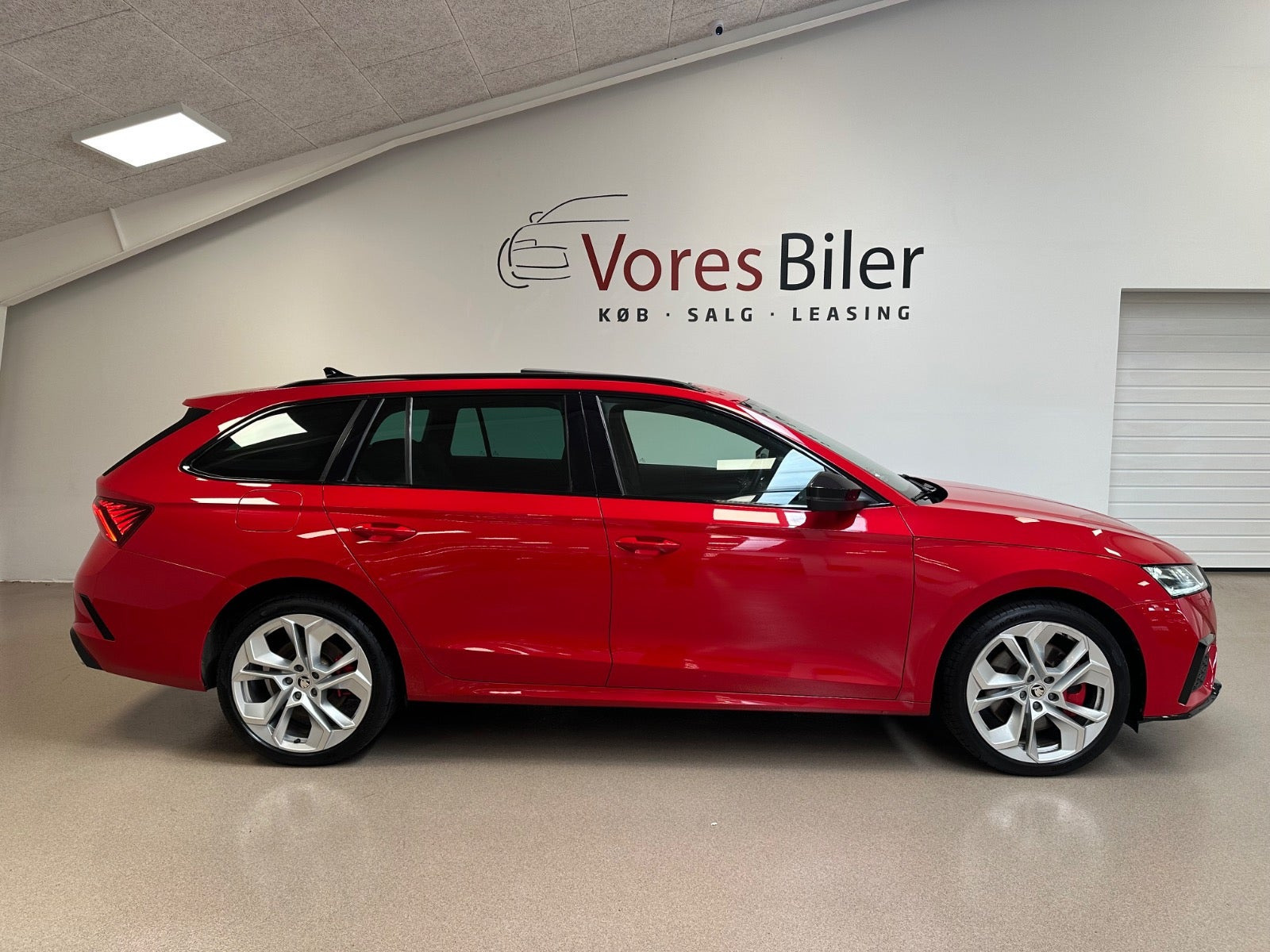 Rød Skoda Octavia fra 2021