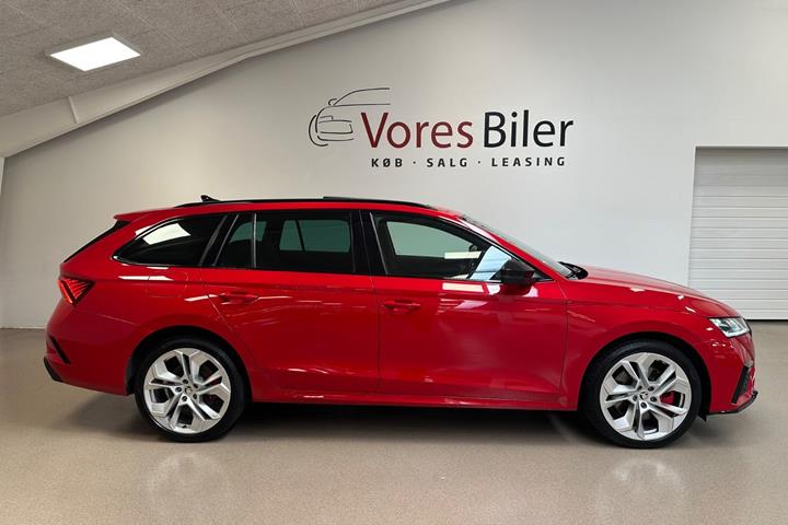 Rød Skoda Octavia fra 2021