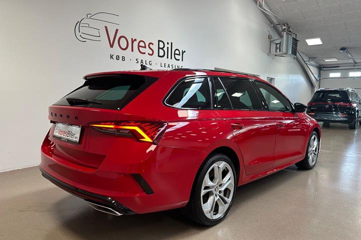 Rød Skoda Octavia fra 2021