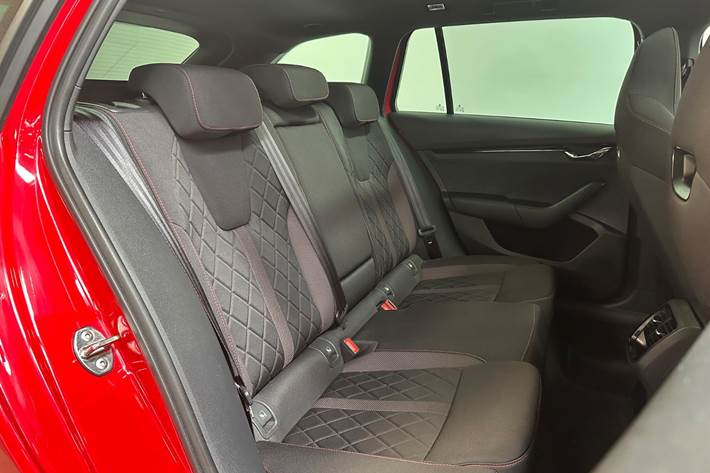 Rød Skoda Octavia fra 2021
