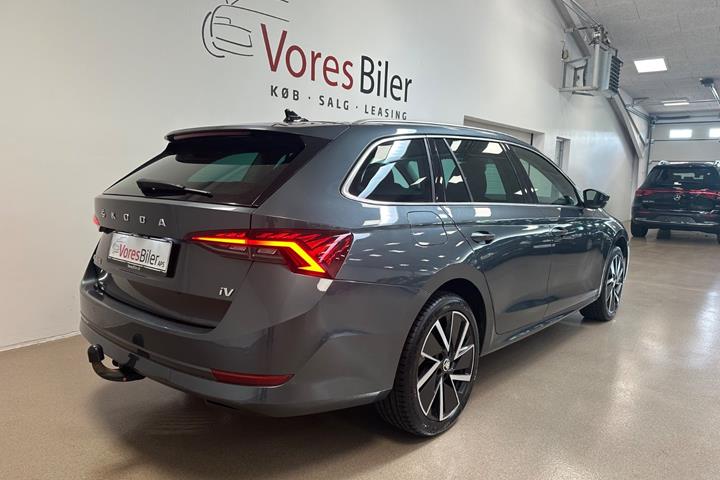 Grå Skoda Octavia fra 2021