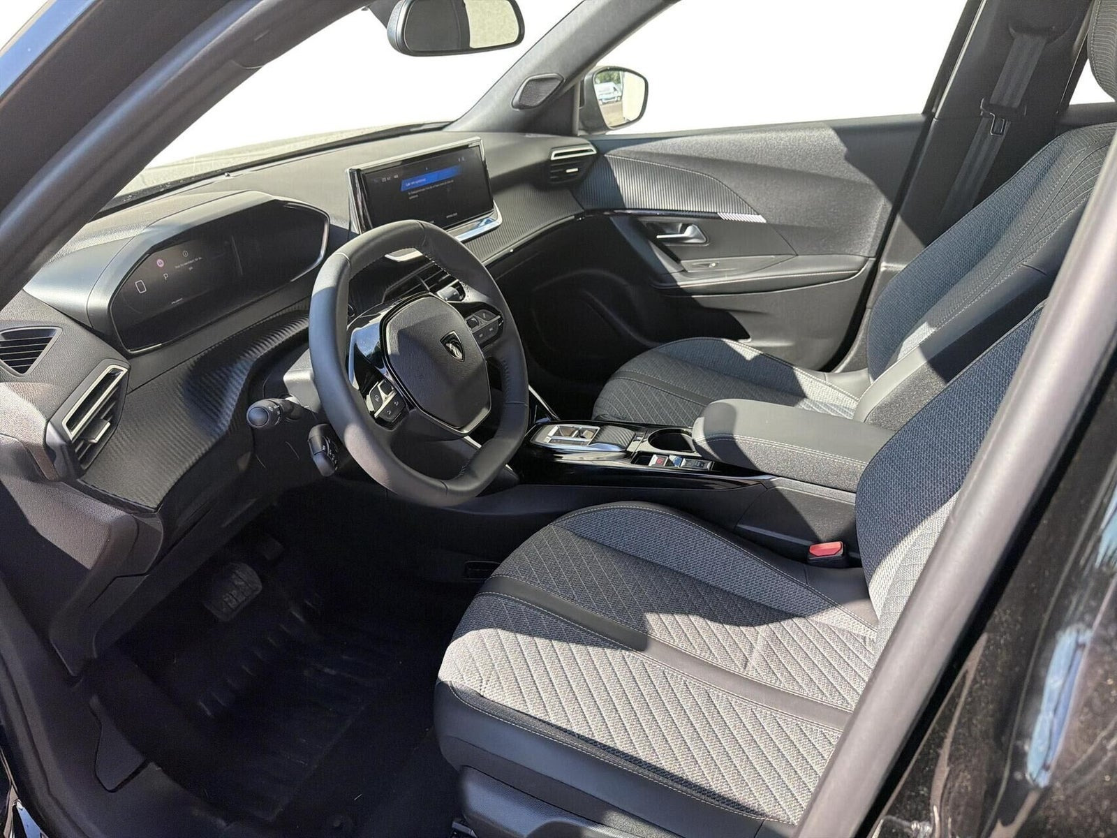 Sort Peugeot e-2008 fra 2025