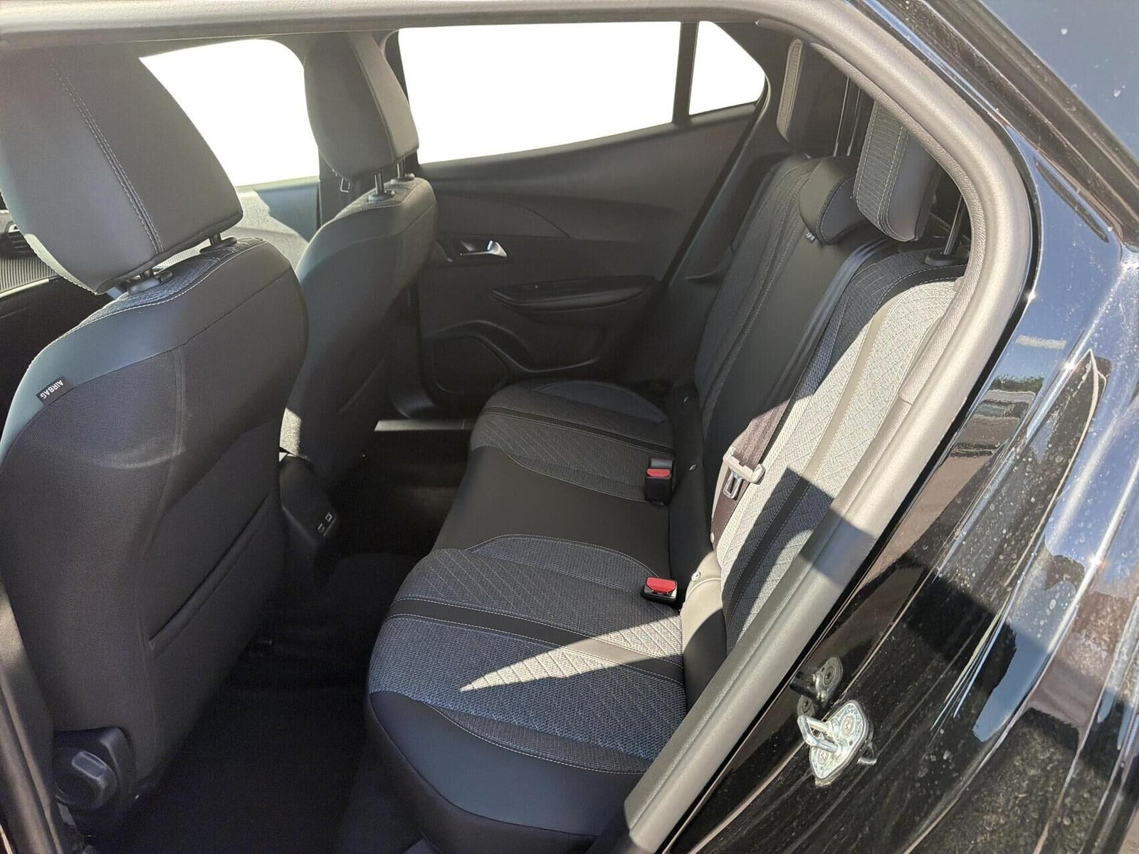 Sort Peugeot e-2008 fra 2025