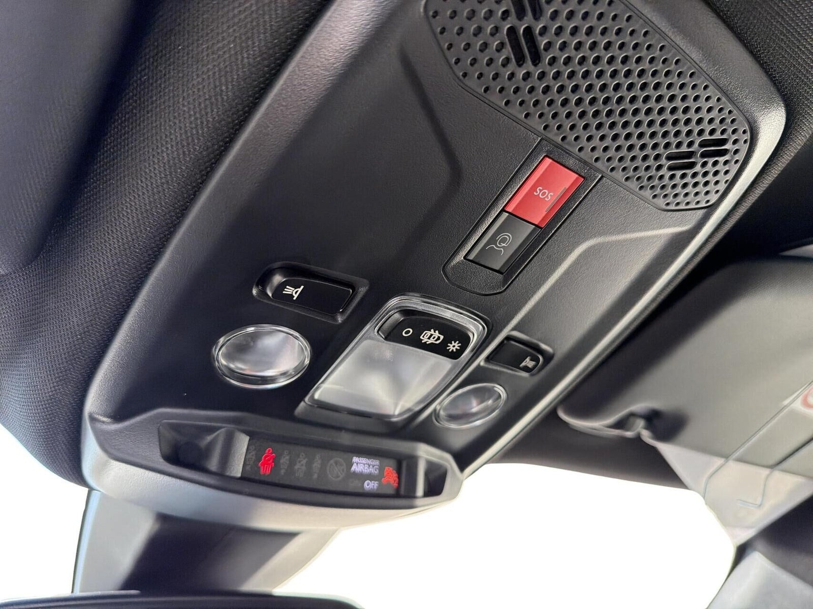 Sort Peugeot e-2008 fra 2025