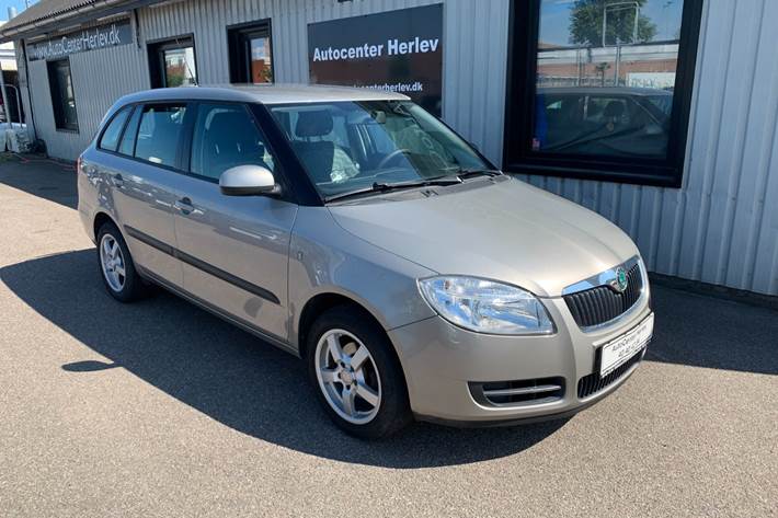 Orange Skoda Fabia fra 2009