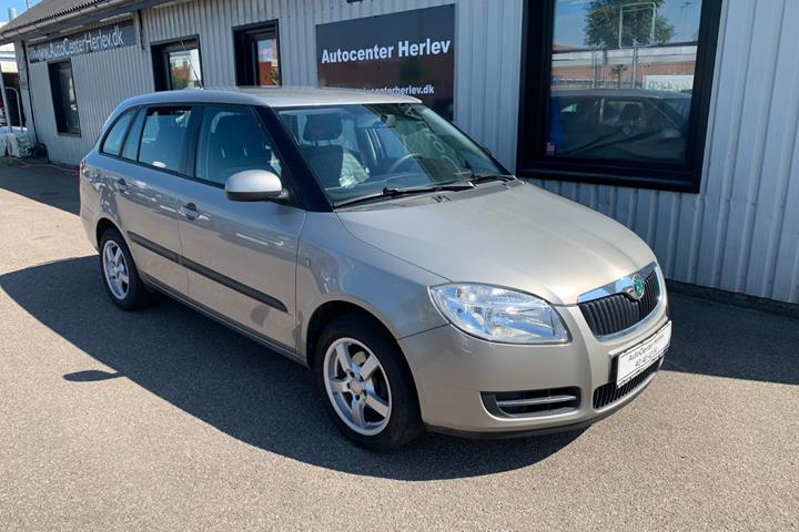 Orange Skoda Fabia fra 2009 set udefra