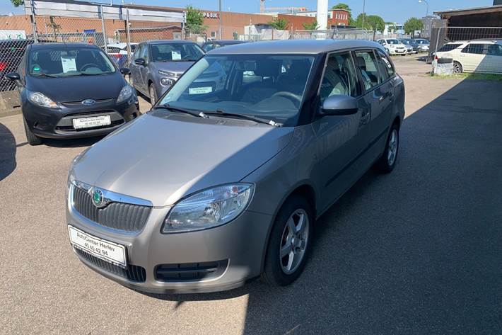 Orange Skoda Fabia fra 2009