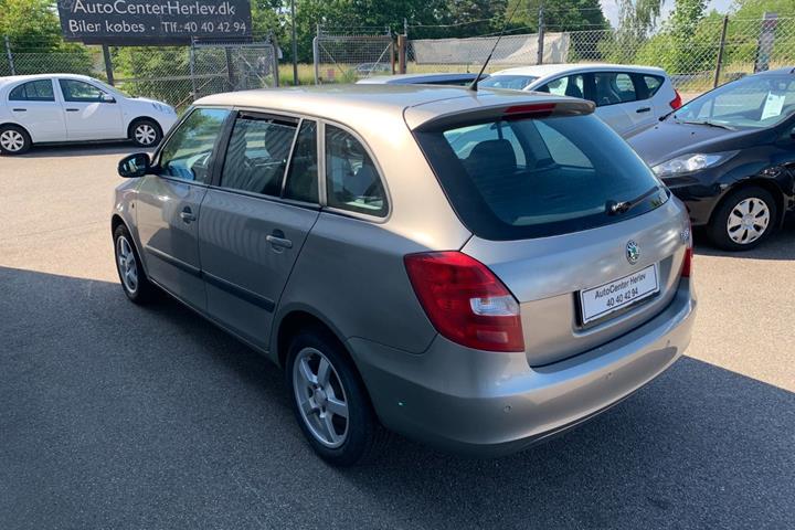 Orange Skoda Fabia fra 2009