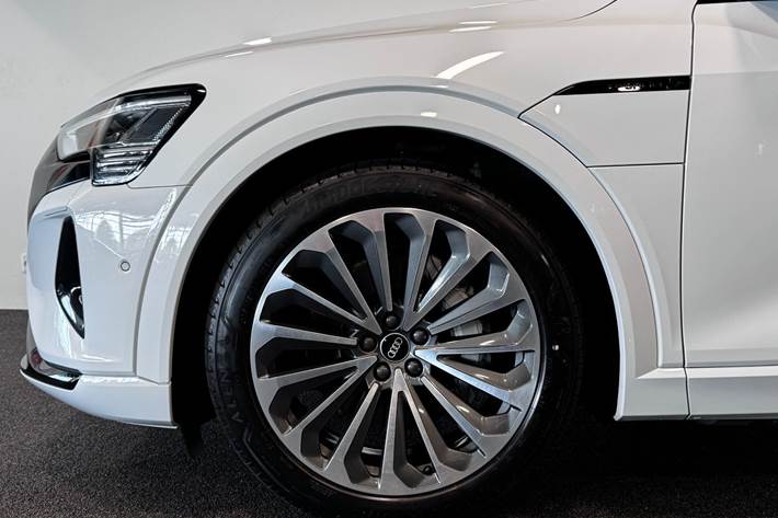 Hvid Audi Q8 e-tron fra 2023