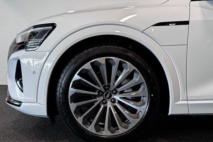 Hvid Audi Q8 e-tron fra 2023