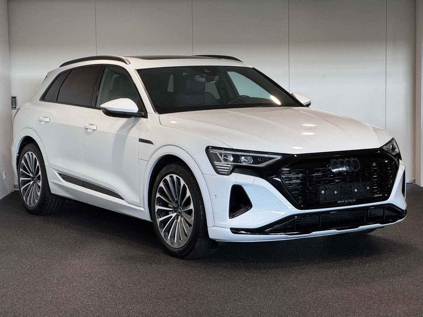 Hvid Audi Q8 e-tron fra 2023