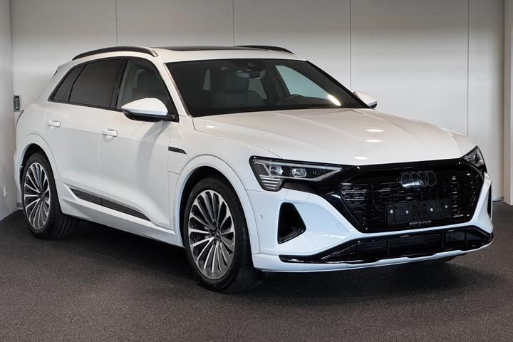 Hvid Audi Q8 e-tron fra 2023