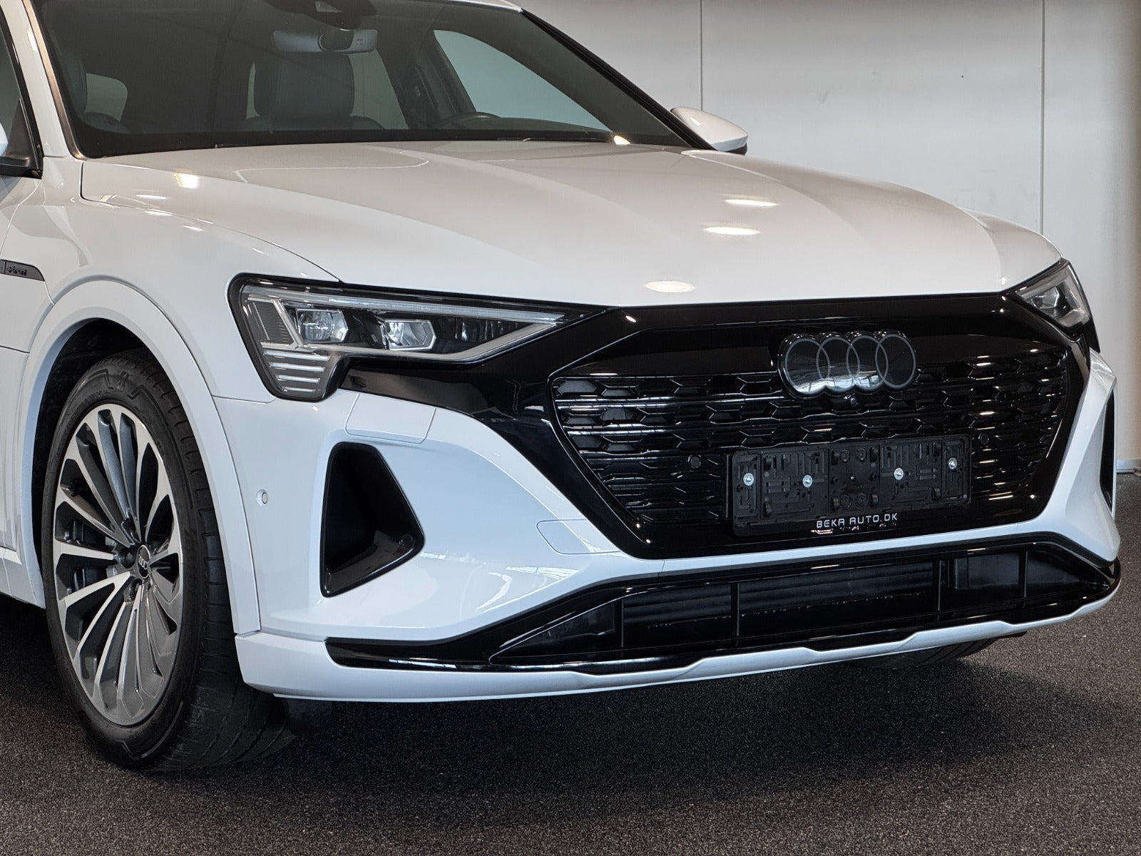 Hvid Audi Q8 e-tron fra 2023