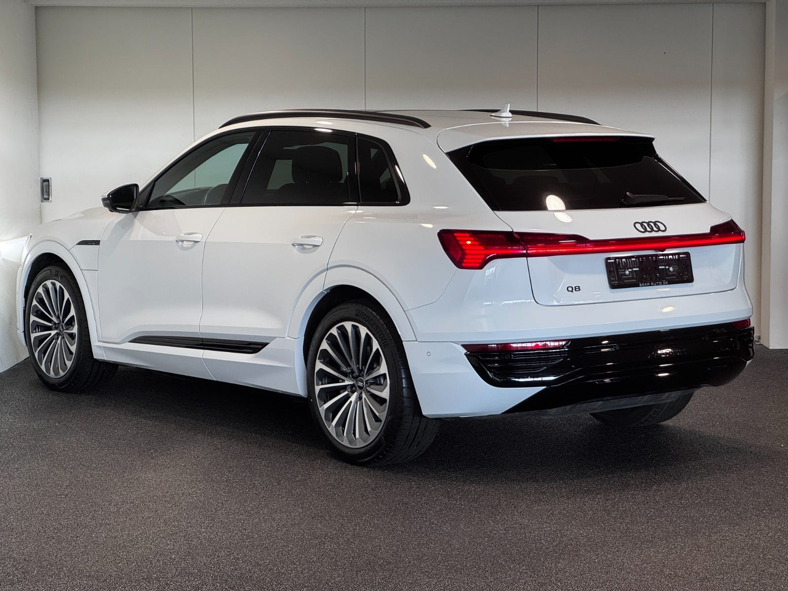Hvid Audi Q8 e-tron fra 2023