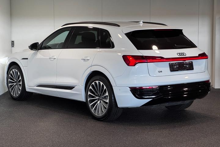 Hvid Audi Q8 e-tron fra 2023