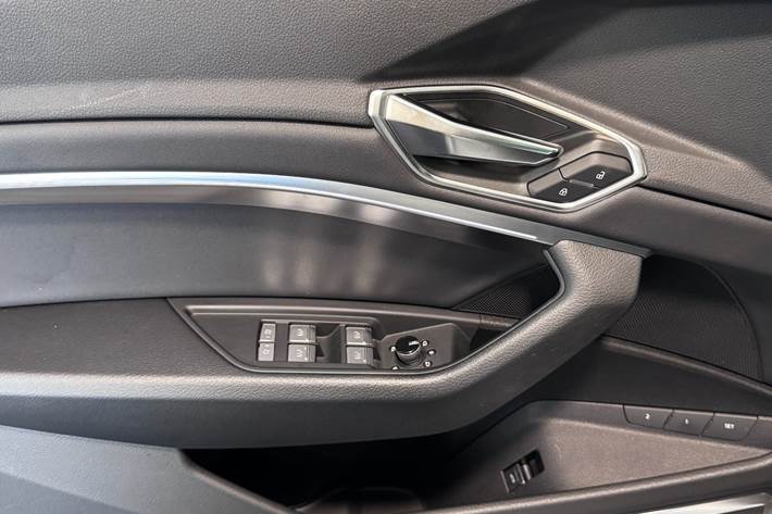 Hvid Audi Q8 e-tron fra 2023