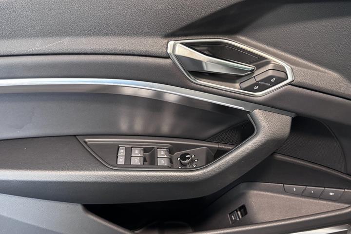 Hvid Audi Q8 e-tron fra 2023