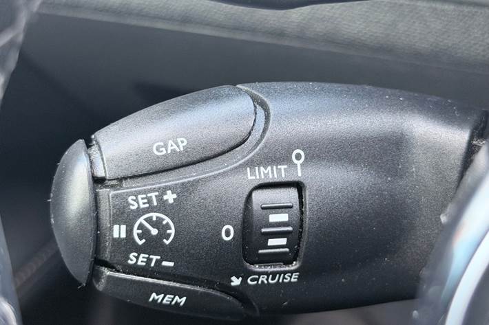 Grå Peugeot 5008 fra 2020