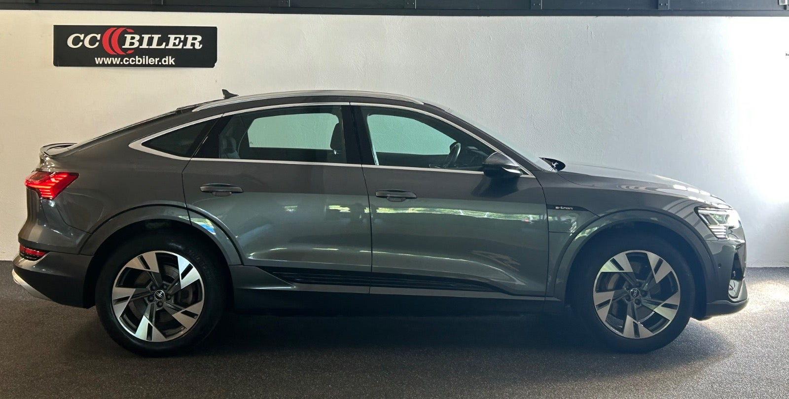 Grå Audi e-tron fra 2023