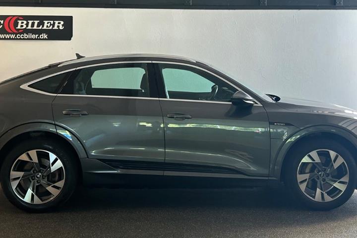 Grå Audi e-tron fra 2023