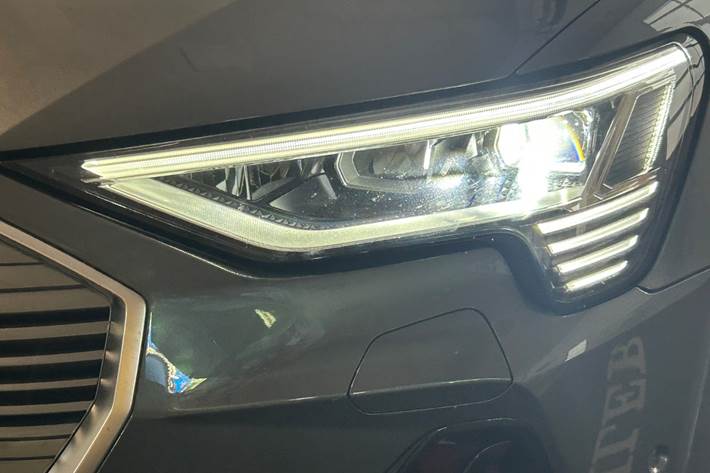 Grå Audi e-tron fra 2023